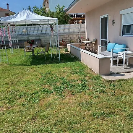 House Hétvégi ház *